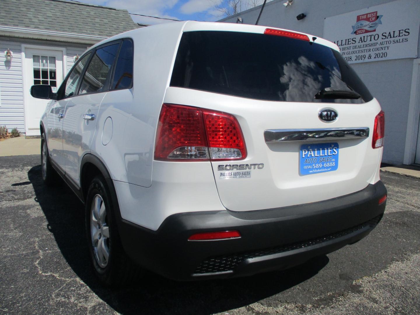 2013 WHITE Kia Sorento (5XYKTCA6XDG) with an 2.4L L4 DOHC 16V engine, AUTOMATIC transmission, located at 540a Delsea Drive, Sewell, NJ, 08080, (856) 589-6888, 39.752560, -75.111206 - Photo#3